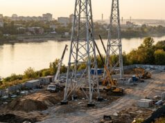 Строители установили девять опор канатной дороги через Оку